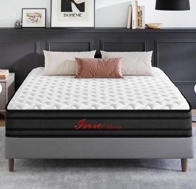 un gros plan sur un matelas posé sur un lit dans une chambre