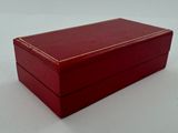 deux boîtes rouges posées l'une à côté de l'autre sur une table blanche
