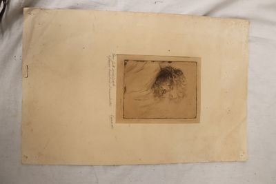 un vieux dessin d'une femme assise sur un lit à côté d'un drap blanc