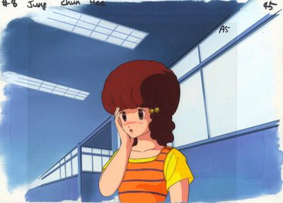 dessin représentant une femme vêtue d'une robe rayée orange et jaune, en train de parler au téléphone portable