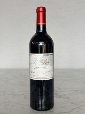 une bouteille de vin rouge posée sur une table