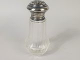 une petite salière et poivrière en verre avec un couvercle en argent