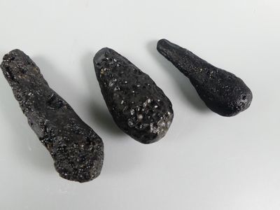 Trio de macro-tectites filiformes australasiennes (impacts d…