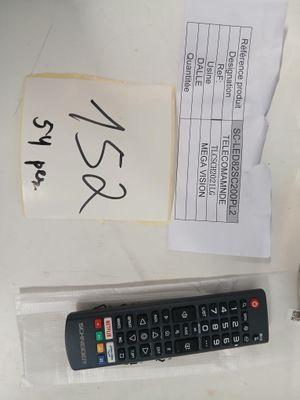 une télécommande et un bout de papier posé sur une table