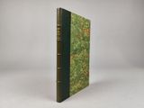 un livre à la couverture verte posé sur une table