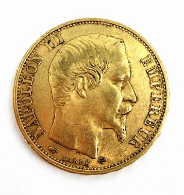 La pièce d'or porte le portrait d'un homme