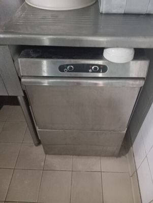lave-vaisselle en acier inoxydable dans des toilettes publiques aux murs carrelés