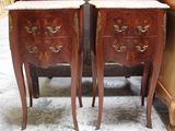 deux tables en bois recouvertes d'un plateau en marbre