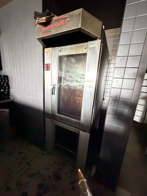 un chien qui se tient devant un distributeur automatique