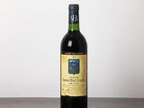 une bouteille de vin posée sur une table