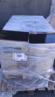 une pile de cartons emballés posés sur une palette