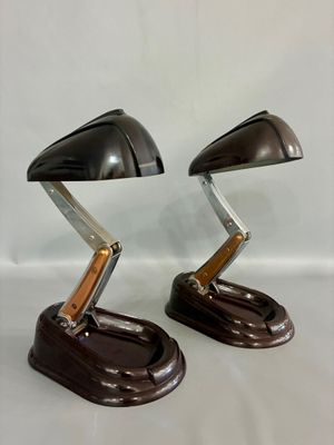 une paire de lampes de bureau en chrome et en bois sur fond blanc