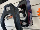 une paire de skis accrochée au mur d'un magasin