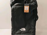 un sac noir muni d'une étiquette, posé sur une table