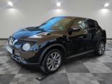 Le SUV Nissan Juke noir est garé dans une grande pièce.