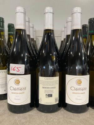 plusieurs bouteilles de vin sont alignées sur un comptoir