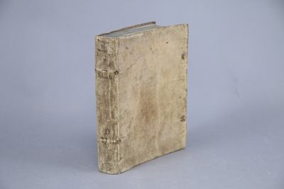 un vieux livre posé sur une surface blanche