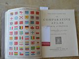 un livre ouvert, marqué de signets, posé sur une table