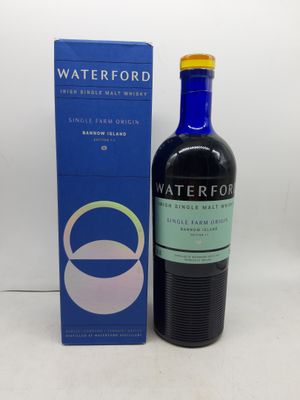 La bouteille se trouve à côté de la boîte de whisky single malt Waterford.