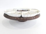 un plateau à gâteaux sur lequel sont disposées six assiettes blanches