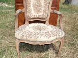 une chaise posée dans l'herbe près d'une autre chaise