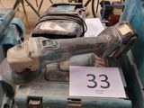 une boîte à outils posée sur une table, avec une étiquette de prix
