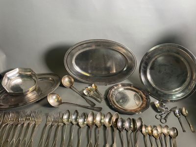 beaucoup de cuillères et de couverts en argent sur la table