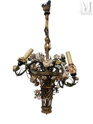 un lustre auquel est suspendé un bouquet de fleurs