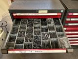 un tiroir rempli de vis et d'autres outils dans un garage