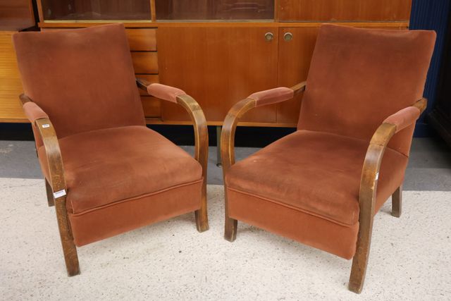 Paire de fauteuils à bras vers 1930 garnie de velours orangé. Tro...