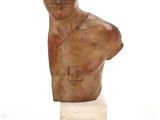 statue d'un homme coiffé d'un chapeau, posée sur un socle en marbre