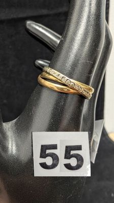 deux bagues en or sur la main d'un mannequin, avec une étiquette de prix