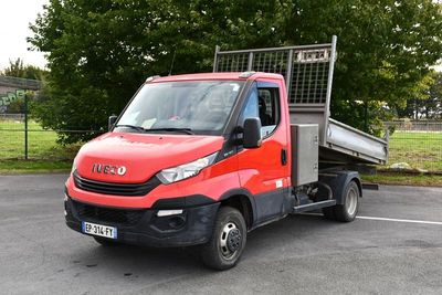 un camion rouge garé dans un parking