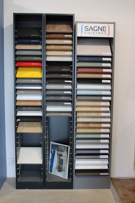une photo d'une pièce avec des carreaux de toutes les couleurs
