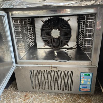 un refroidisseur équipé d'un ventilateur à l'intérieur