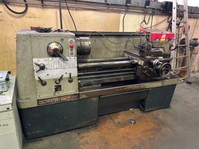 une machine qui se trouve à l'intérieur d'un bâtiment
