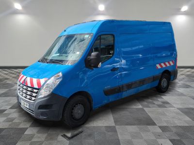 la photo d'une camionnette bleue garée dans un garage
