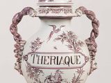 un vase blanc orné d'un oiseau, posé sur une table