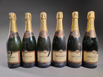 six bouteilles de champagne sont alignées