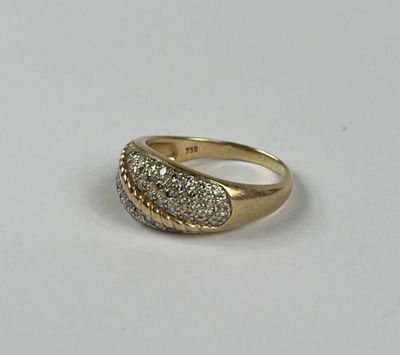 une bague en or jaune avec des diamants sur fond blanc