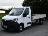 un camion blanc garé dans un parking