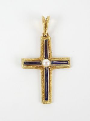 une croix en or ornée d'une perle au centre, sur fond blanc