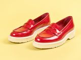 le mocassin rouge se détache sur un fond jaune