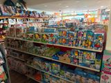 de nombreux jouets sont exposés sur les étagères du magasin, destinés à la vente