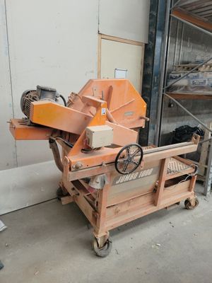 a picture of a machine that is sitting in a warehouse
