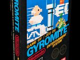 une boîte sur laquelle figure un jeu, posée sur une table