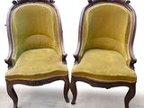 une paire de chaises anciennes avec un revêtement jaune, revêtement jaune, revêtement jaune, revêtement jaune, revêtement jaune, revêtement jaune, revêtement jaune, revêtement jaune, revêtement