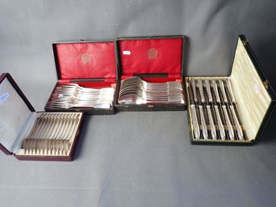 Partie de ménagère comprenant : 12 couverts, on joint une seconde part