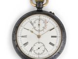 une vieille montre de poche dont le cadran est orné de chiffres romains