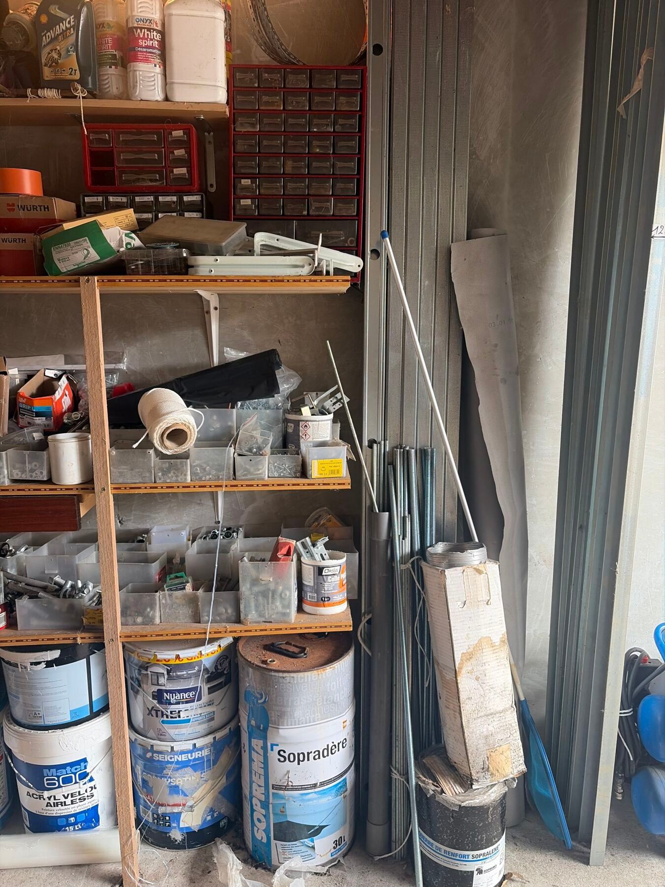Un lot de quincaillerie comprenant boulons, raccords, cuivre…